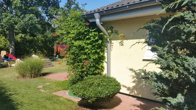 Ein Garten an der Unterkunft Sonnenblume - Sonne 2 rechts