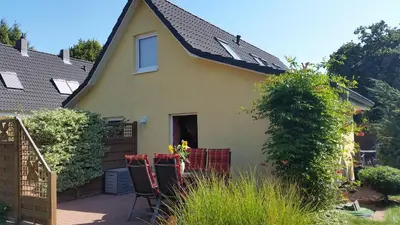 Ein Garten an der Unterkunft Sonnenblume - Sonne 2 rechts
