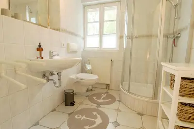 Ein Badezimmer in der Unterkunft Achtern Diek Haus 2a
