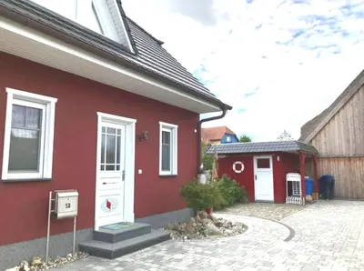 Das Gebäude in dem sich das Ferienhaus befindet