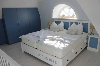 Ein Bett oder Betten in einem Zimmer der Unterkunft Achtern Diek Haus 3a Wohnung 5