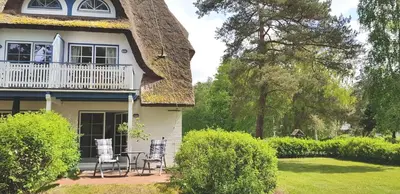 Ein Garten an der Unterkunft Achtern Diek Haus 6 Wohnung 1