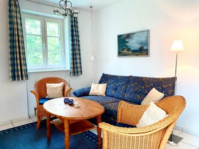 Ein Sitzbereich in der Unterkunft Achtern Diek Haus 8 Wohnung 3