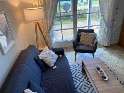 Ein Sitzbereich in der Unterkunft Achtern Diek Haus 7 Wohnung 4