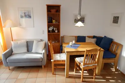 Ein Sitzbereich in der Unterkunft Achtern Diek Haus 8 Wohnung 4