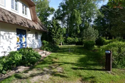Ein Garten an der Unterkunft Achtern Diek Haus 8 Wohnung 4