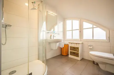 Ein Badezimmer in der Unterkunft Rosenberg 24 Haus Deichrose