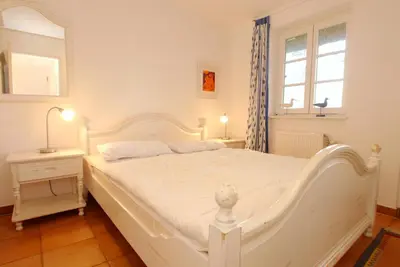 Ein Bett oder Betten in einem Zimmer der Unterkunft Achtern Diek Haus 12b Wohnung 2