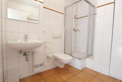 Ein Badezimmer in der Unterkunft Achtern Diek Haus 12b Wohnung 2