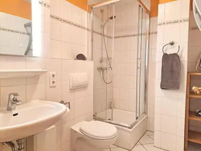 Ein Badezimmer in der Unterkunft Achtern Diek Haus 12d Wohnung 6