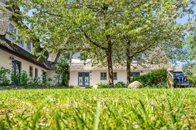 Ein Garten an der Unterkunft Achtern Diek Haus 13b Wohnung 6