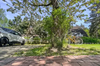 Ein Garten an der Unterkunft Achtern Diek Haus 13b Wohnung 6