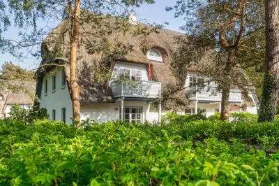 Ein Garten an der Unterkunft Achtern Diek Haus 13b Wohnung 6