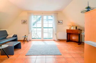 Ein Sitzbereich in der Unterkunft Seestraße 75 Wohnung Dachgeschoß
