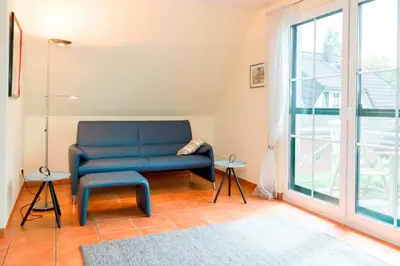 Ein Sitzbereich in der Unterkunft Seestraße 75 Wohnung Dachgeschoß