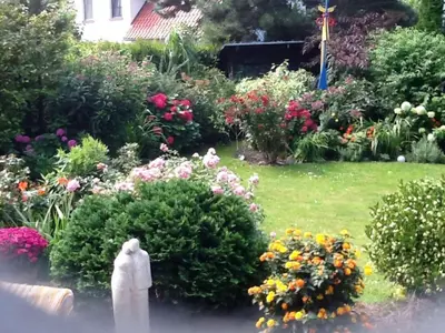 Ein Garten an der Unterkunft Ferienwohnung Malvenhaus
