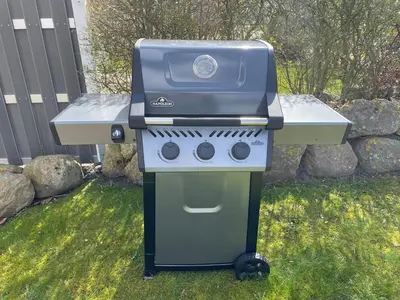 Ein für Gäste verfügbarer Grill im Ferienhaus