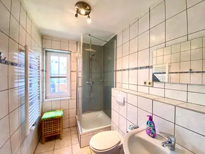 Ein Badezimmer in der Unterkunft Hägerende 66a Haus Ankerplatz Wohnung Oberdeck