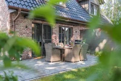 Ein Garten an der Unterkunft Zur Heiderose Haus 8 Villa Pebble