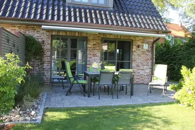 Ein Garten an der Unterkunft Zur Heiderose Haus 5 Sorgenfrei