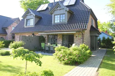 Ein Garten an der Unterkunft Zur Heiderose Haus 5 Sorgenfrei