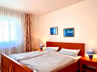 Ein Bett oder Betten in einem Zimmer der Unterkunft Boddenkieker Wohnung 20