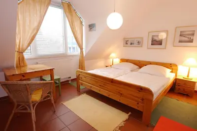 Ein Bett oder Betten in einem Zimmer der Unterkunft Boddenkieker Wohnung 22