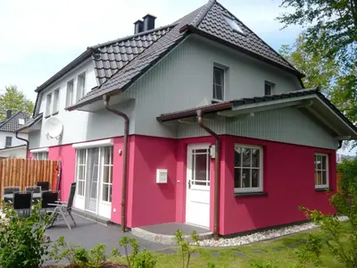 Das Gebäude in dem sich das Ferienhaus befindet