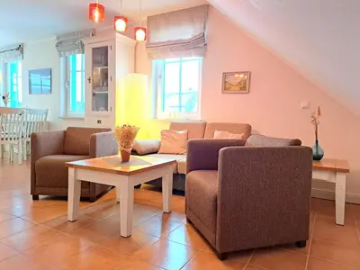 Ein Sitzbereich in der Unterkunft Birkmaase 10 Wohnung Ostseestern