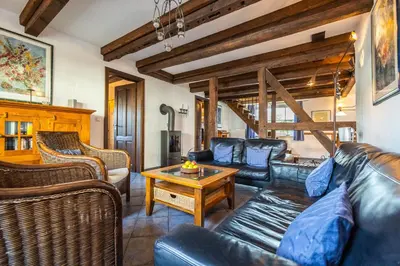 Ein Sitzbereich in der Unterkunft Rosenberg 38 Uriges Reetdachhaus