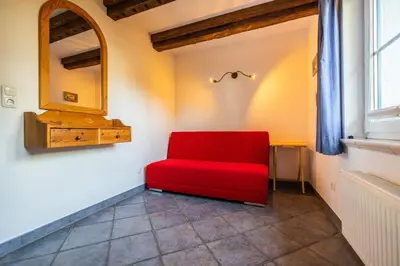 Ein Sitzbereich in der Unterkunft Rosenberg 38 Uriges Reetdachhaus