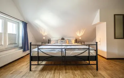 Ein Bett oder Betten in einem Zimmer der Unterkunft Rosenberg 38 Uriges Reetdachhaus