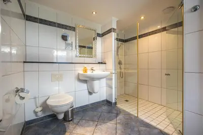 Ein Badezimmer in der Unterkunft Rosenberg 38 Uriges Reetdachhaus