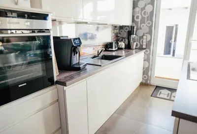 Küche/Küchenzeile in der Unterkunft Wiesenstr 4 Haus Blaumöwe