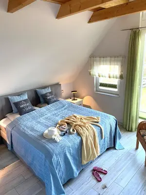 Ein Bett oder Betten in einem Zimmer der Unterkunft Wiesenstr 4 Haus Blaumöwe