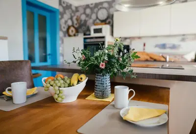 Küche/Küchenzeile in der Unterkunft Wiesenstr 4 Haus Blaumöwe