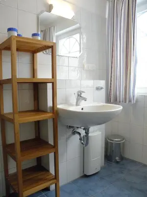 Ein Badezimmer in der Unterkunft Fritz-Re uter-Straße Wohnung Sonnenuhr