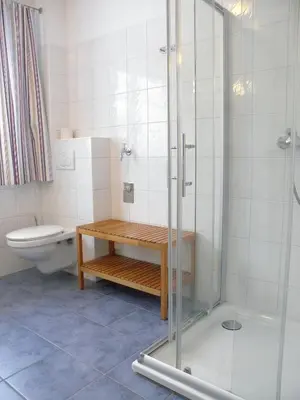 Ein Badezimmer in der Unterkunft Fritz-Re uter-Straße Wohnung Sonnenuhr