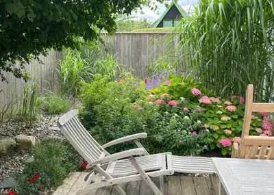 Ein Garten an der Unterkunft Boddenhaus