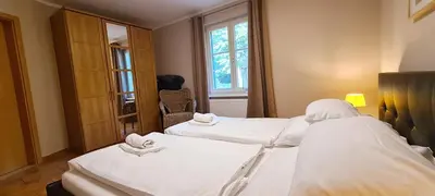 Ein Bett oder Betten in einem Zimmer der Unterkunft Ferienwohnung Ostseestille am Bodden mit Kamin