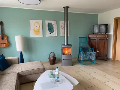 Ein Sitzbereich in der Unterkunft Ferienwohnung Ostseestille am Bodden mit Kamin