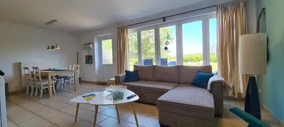 Ein Sitzbereich in der Unterkunft Ferienwohnung Ostseestille am Bodden mit Kamin