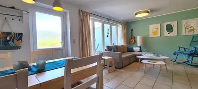Ein Sitzbereich in der Unterkunft Ferienwohnung Ostseestille am Bodden mit Kamin
