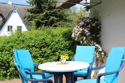 Ein Garten an der Unterkunft Achtern Diek Haus 12a Wohnung 4