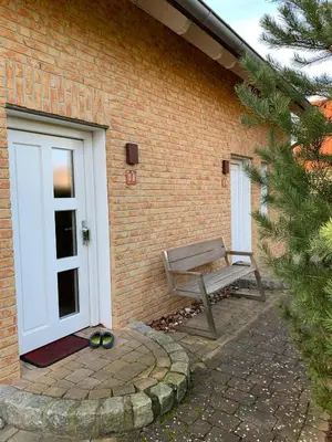 Das Gebäude in dem sich das Ferienhaus befindet