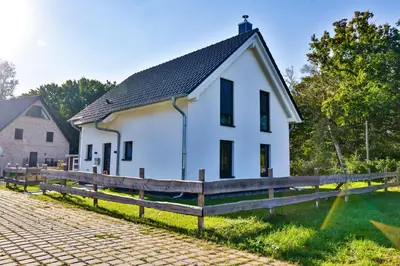 Das Gebäude in dem sich das Ferienhaus befindet
