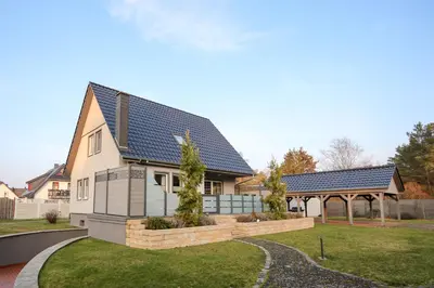 Das Gebäude in dem sich das Ferienhaus befindet