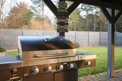Ein für Gäste verfügbarer Grill im Ferienhaus