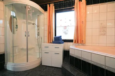 Ein Badezimmer in der Unterkunft Poolaris - Modernes Ferienhaus mit Whirlpool