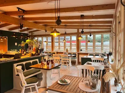 Ein Restaurant oder anderes Speiselokal in der Unterkunft Wiesenau 2 Apartment in Prerow by Restaurant Wiesenau